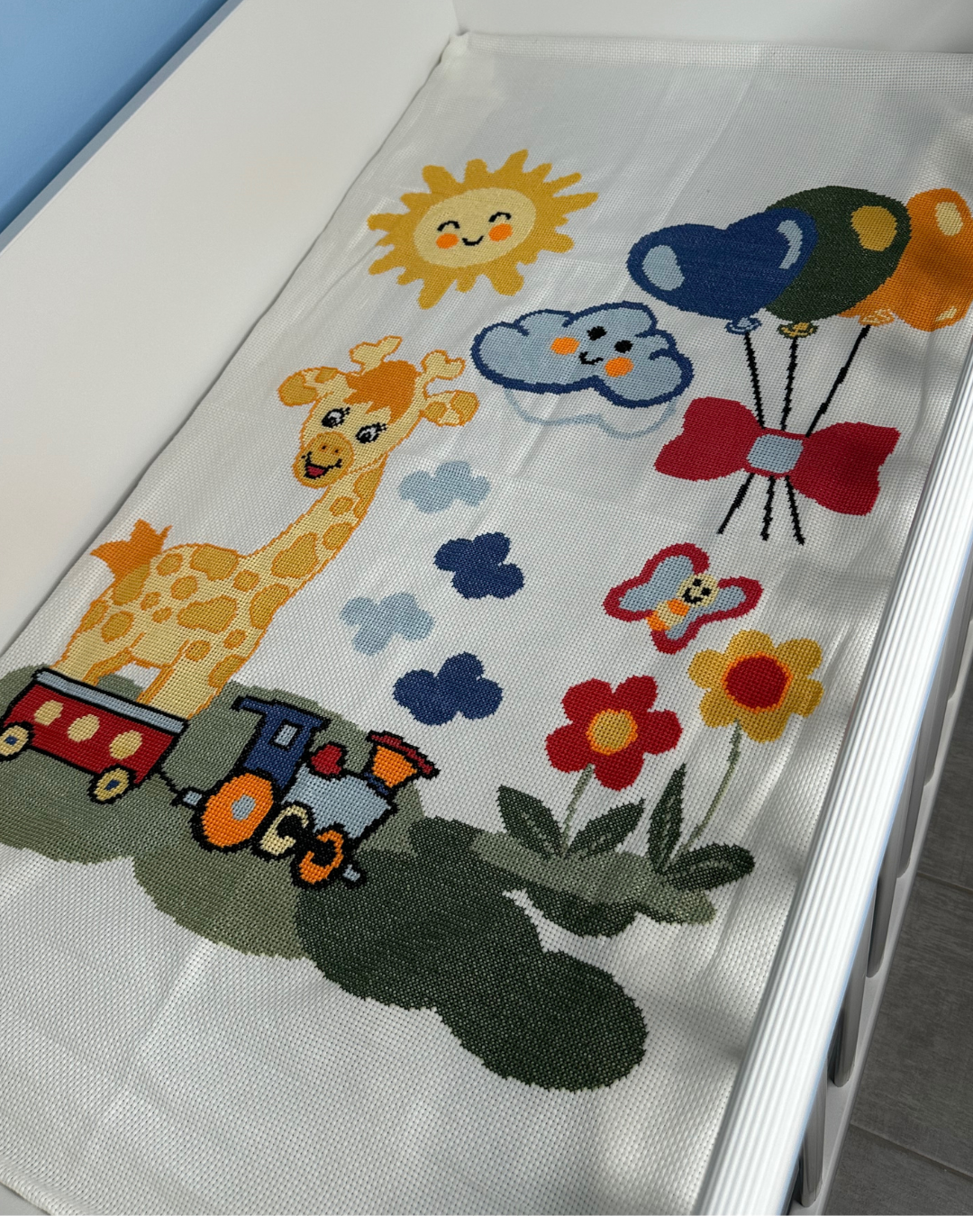 Έτοιμο Χειροποίητο Κεντημένο Κουβερτάκι “Καμηλοπάρδαλη” – Ζεστή και Απαλή Αγκαλιά για το Αγγελούδι σου!🦒💛✨ - Image 3