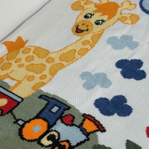 Έτοιμο Χειροποίητο Κεντημένο Κουβερτάκι “Καμηλοπάρδαλη” – Ζεστή και Απαλή Αγκαλιά για το Αγγελούδι σου!🦒💛✨