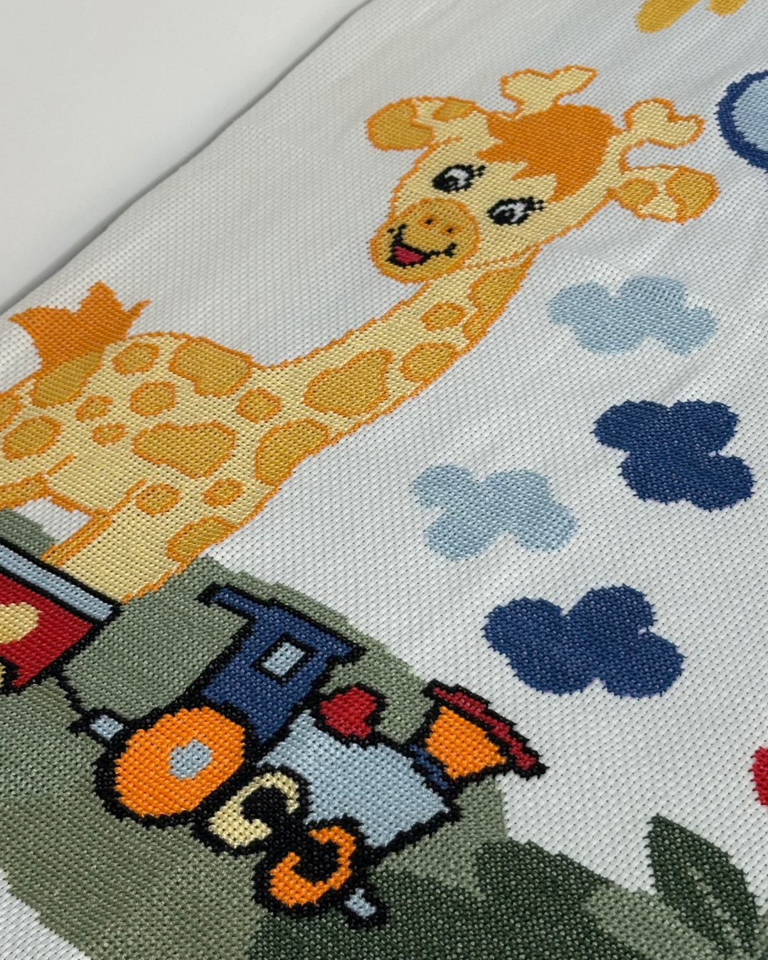 Έτοιμο Χειροποίητο Κεντημένο Κουβερτάκι “Καμηλοπάρδαλη” – Ζεστή και Απαλή Αγκαλιά για το Αγγελούδι σου!🦒💛✨