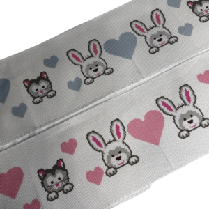 Έτοιμη Χειροποίητη Φάσα Κεντήματος με Σχέδιο "Λαγουδάκια & Γατάκια" – Σε Ροζ Αποχρώσεις για το Κοριτσάκι σου! 🐰💗✨