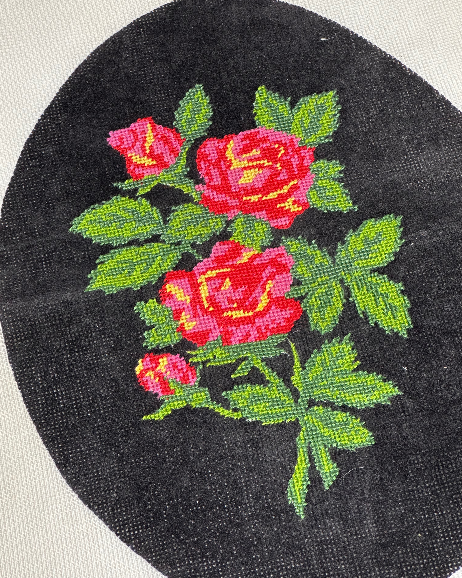 Έτοιμο Χειροποίητο Vintage Κέντημα – Μαρκήσιος, Μαρκησία και Τριαντάφυλλα σε Βελούδινο Φόντο ✨ - Image 4