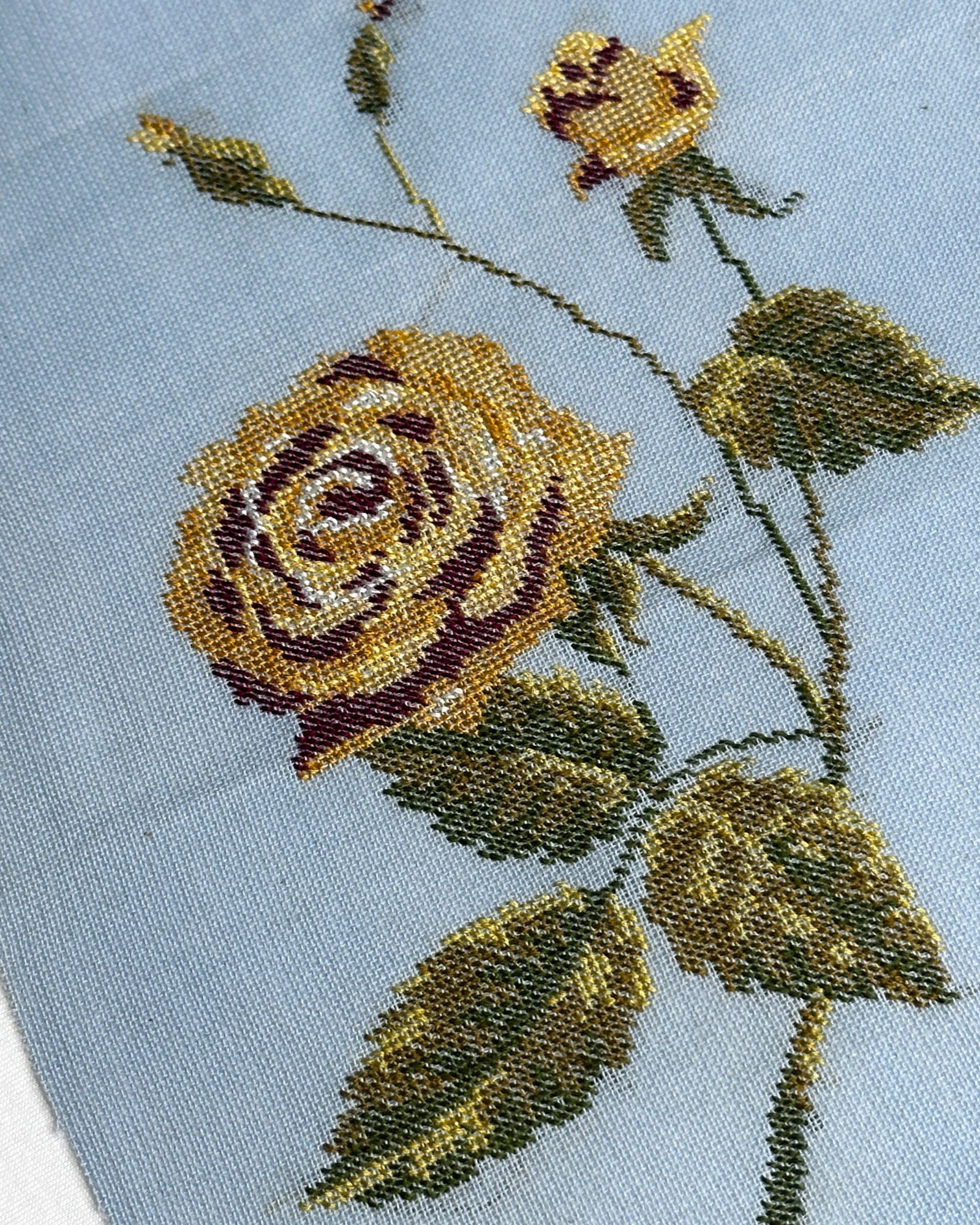 Έτοιμο Χειροποίητο Vintage Κέντημα – Τριαντάφυλλο σε Σιέλ Καμβά ✨ - Image 3