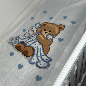 Έτοιμο Χειροποίητο Κεντημένο Κουβερτάκι “Αρκουδάκι” – Ζεστή και Απαλή Αγκαλιά για το Αγγελούδι σου! 🧸💙✨