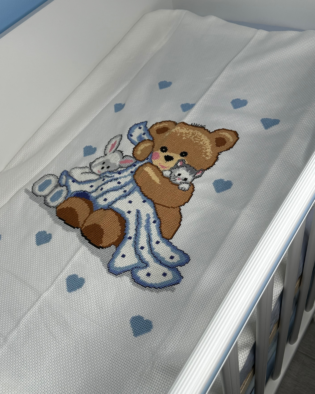 Έτοιμο Χειροποίητο Κεντημένο Κουβερτάκι “Αρκουδάκι” – Ζεστή και Απαλή Αγκαλιά για το Αγγελούδι σου! 🧸💙✨