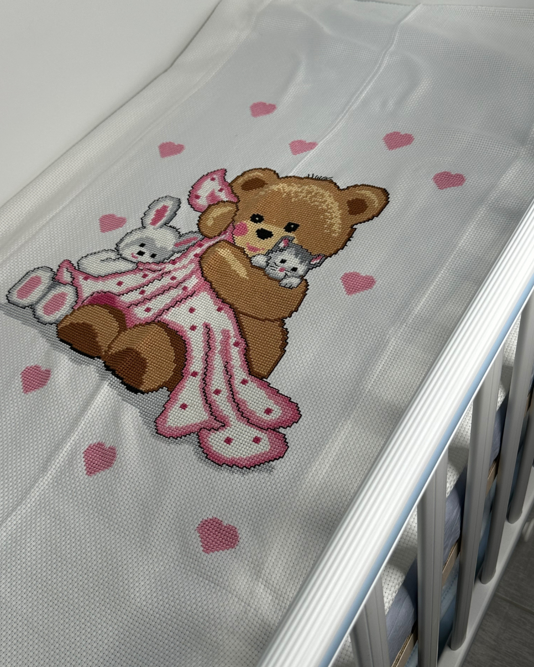 Έτοιμο Χειροποίητο Κεντημένο Κουβερτάκι “Αρκουδάκι” – Ζεστή και Απαλή Αγκαλιά για το Αγγελούδι σου! 🧸💖✨