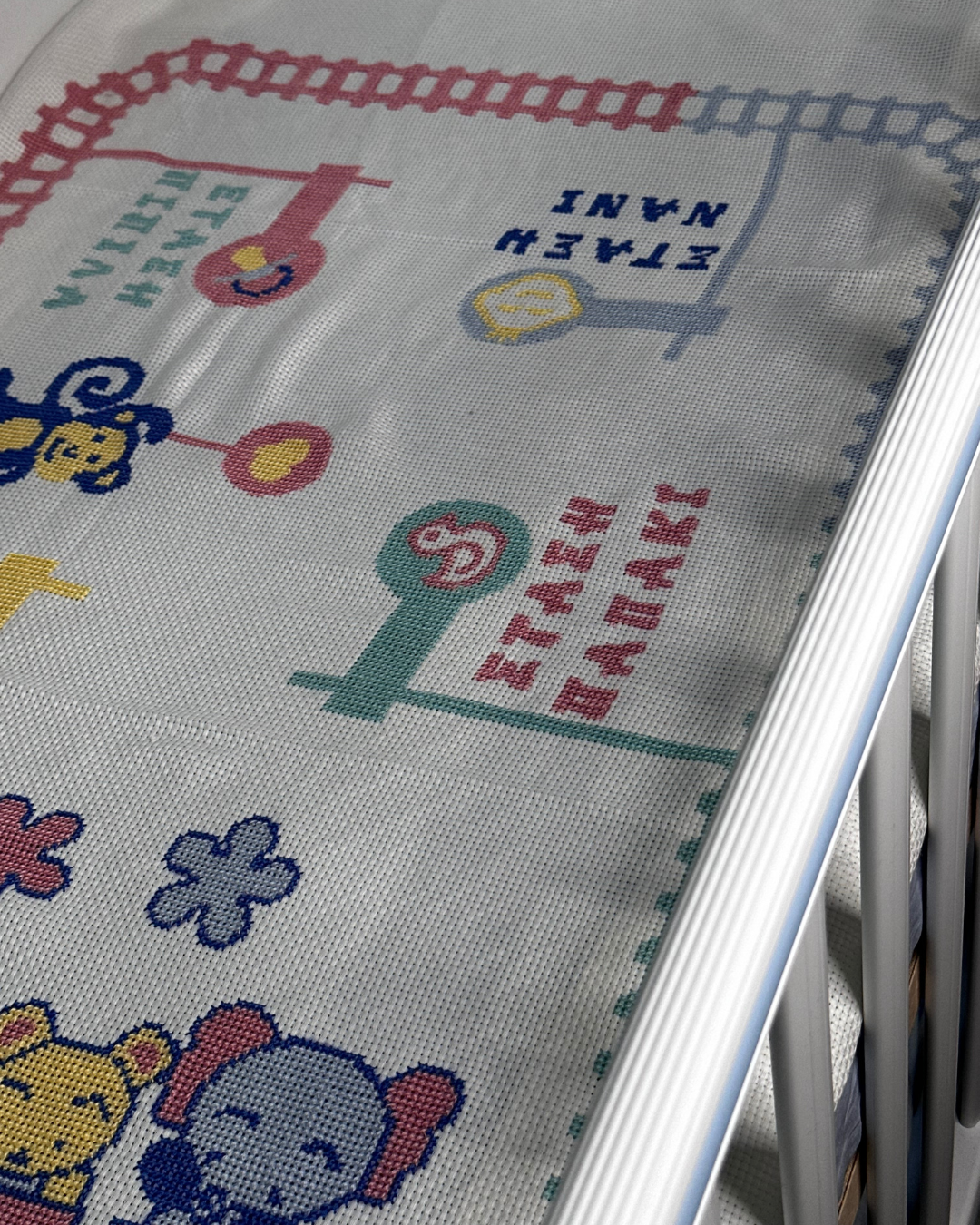 Έτοιμο Χειροποίητο Κεντημένο Κουβερτάκι “Τρενάκι” – Ζεστή και Απαλή Αγκαλιά για το Αγγελούδι σου! 🚂💙✨