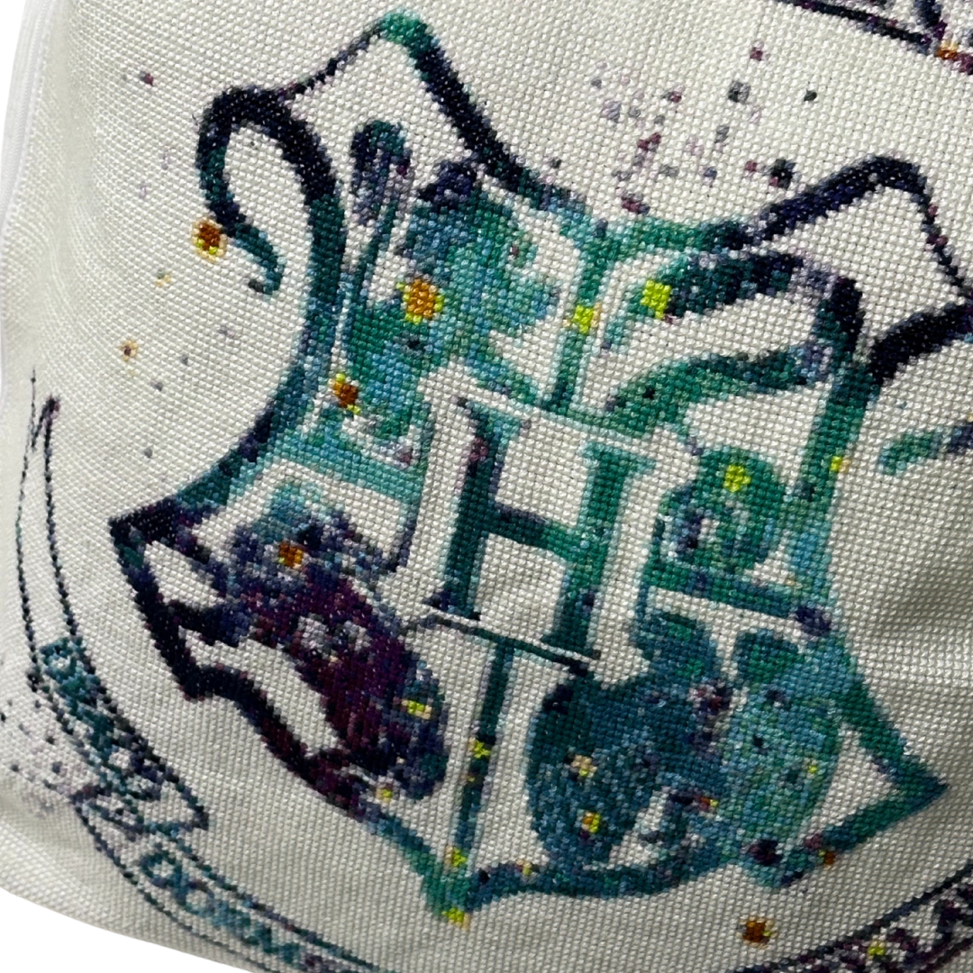 Έτοιμη Χειροποίητη Κεντημένη Μαξιλαροθήκη “Hogwarts Houses” – Harry Potter Inspired! 🪄✨