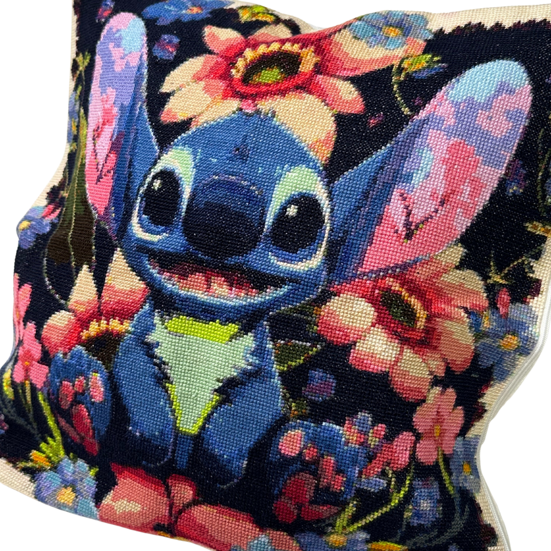 Έτοιμη Χειροποίητη Κεντημένη Μαξιλαροθήκη “Stitch” – Ιδανική για Διακόσμηση & τους Λάτρεις του Lilo & Stitch!! 💙🌺✨