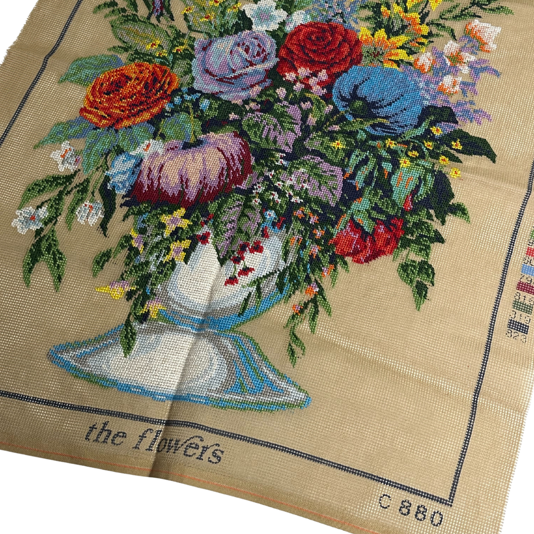 Έτοιμο Χειροποίητο Vintage Κέντημα – Βάζο με Λουλούδια ✨