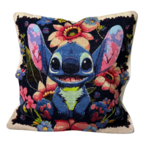 Έτοιμη Χειροποίητη Κεντημένη Μαξιλαροθήκη “Stitch” – Ιδανική για Διακόσμηση & τους Λάτρεις του Lilo & Stitch!! 💙🌺✨