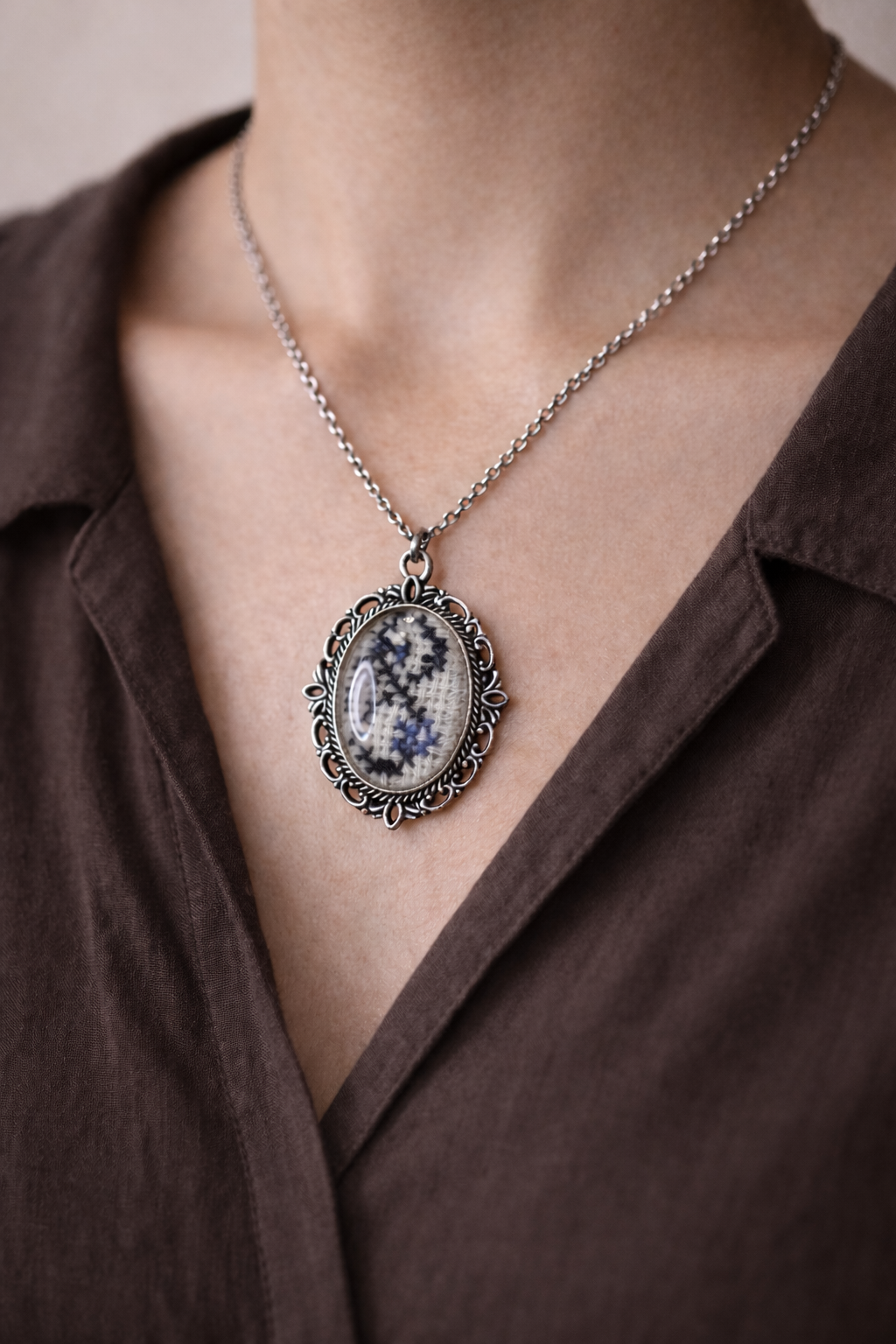 Οβάλ Μενταγιόν με Χειροποίητο Εξατομικευμένο Κέντημα