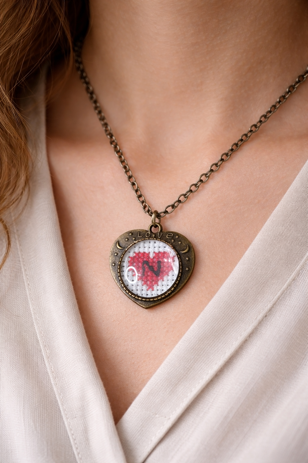 Μενταγιόν με Μπρούντζινο Φινίρισμα με Χειροποίητο Εξατομικευμένο Κέντημα