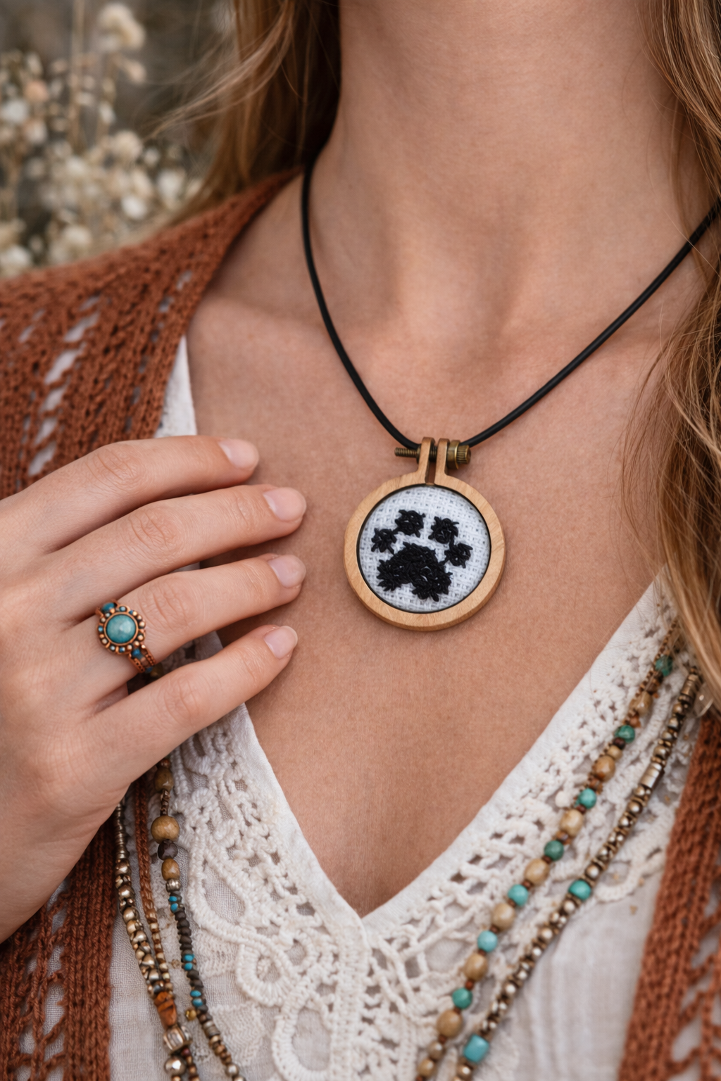 Ξύλινο Μενταγιόν Mini Τελαράκι με Χειροποίητο Εξατομικευμένο Κέντημα