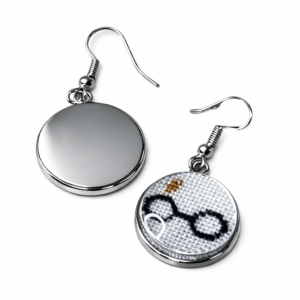 Μεταλλικά Σκουλαρίκια με Γυάλινο Καμπουσόν με Χειροποίητο Εξατομικευμένο Κέντημα