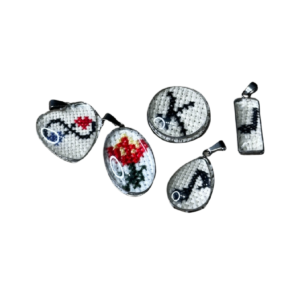 Ασημί Μενταγιόν σε 5 Σχέδια με Χειροποίητο Εξατομικευμένο Κέντημα