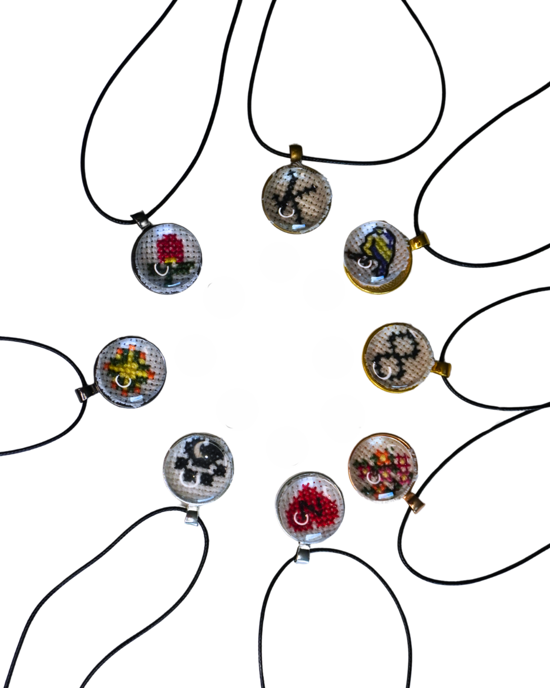 Στρογγυλό Κολιέ σε 8 Χρώματα Μετάλλου με Χειροποίητο Εξατομικευμένο Κέντημα - Image 4