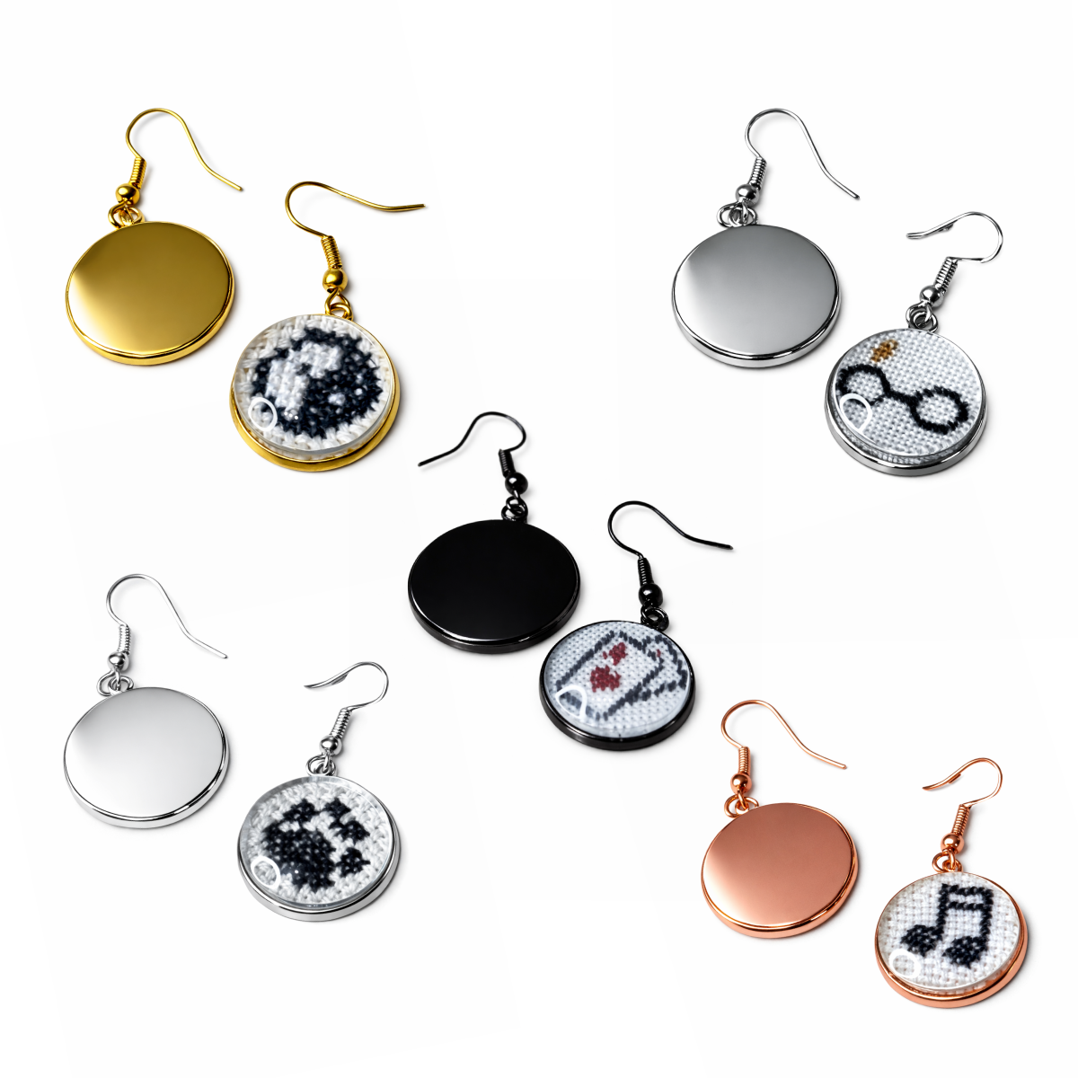 Μεταλλικά Σκουλαρίκια με Γυάλινο Καμπουσόν με Χειροποίητο Εξατομικευμένο Κέντημα