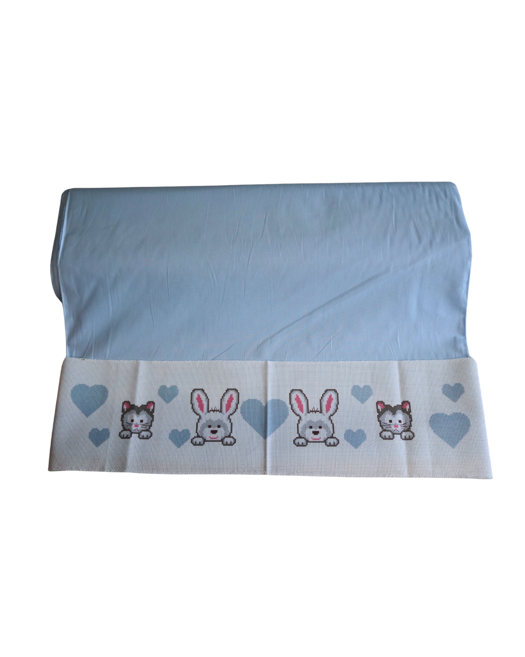 Έτοιμη Χειροποίητη Φάσα Κεντήματος με Σχέδιο “Λαγουδάκια & Γατάκια” – Σε Σιέλ Αποχρώσεις για το Αγοράκι σου! 🐰💙✨