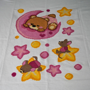 Έτοιμο Χειροποίητο Κεντημένο Κουβερτάκι “Αρκουδάκι σε Ροζ Φεγγαράκι” – Ζεστή και Απαλή Αγκαλιά για το Αγγελούδι σου! 🌙💖✨