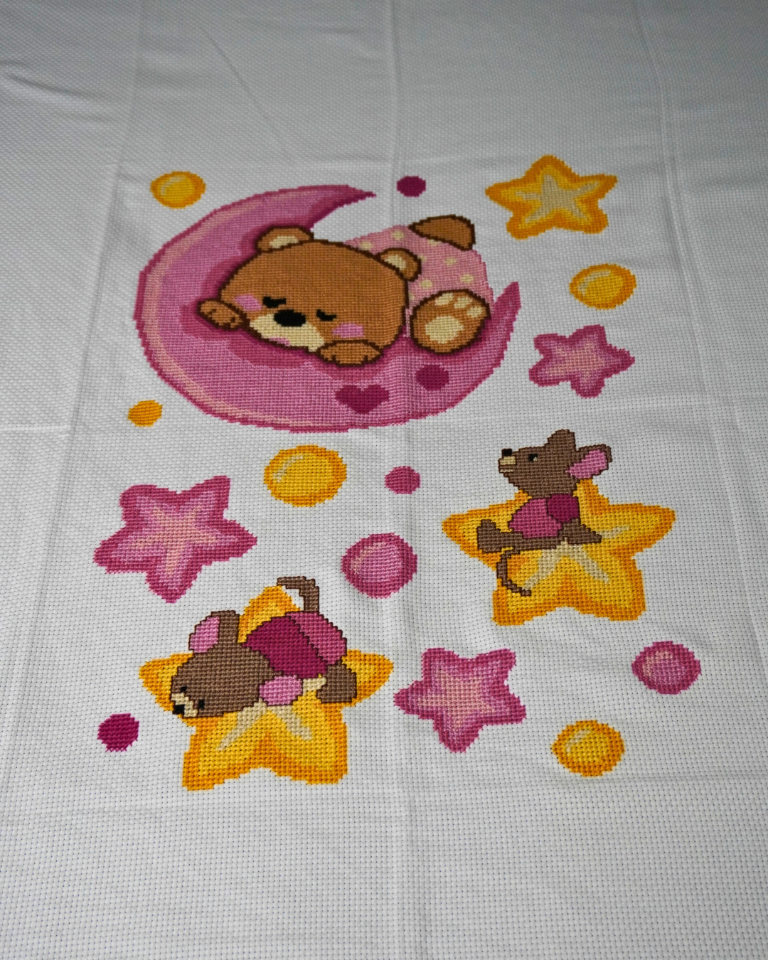 Έτοιμο Χειροποίητο Κεντημένο Κουβερτάκι “Αρκουδάκι σε Ροζ Φεγγαράκι” – Ζεστή και Απαλή Αγκαλιά για το Αγγελούδι σου! 🌙💖✨