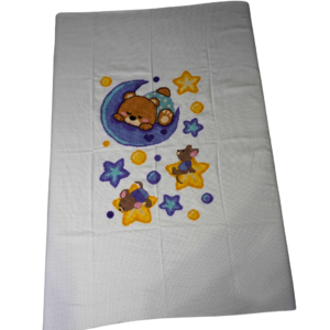 Έτοιμο Χειροποίητο Κεντημένο Κουβερτάκι “Αρκουδάκι σε Σιέλ Φεγγαράκι” – Ζεστή και Απαλή Αγκαλιά για το Αγγελούδι σου! 🌙💙✨