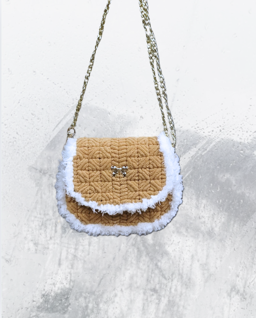 Custom Χειροποίητη Κεντημένη Τσάντα Χειρός (Rounded Flap Design) – Κέντημα σε Πλαστικό Καμβά 👜✨