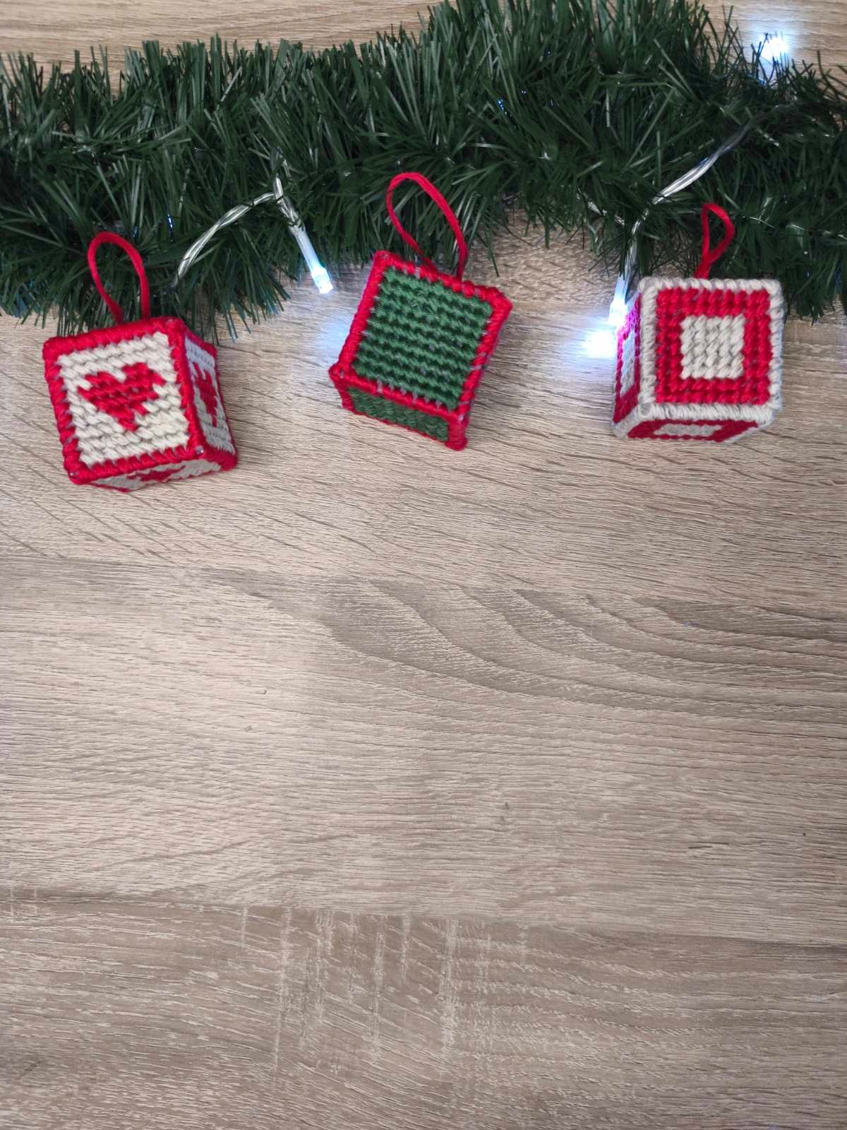 Χειροποίητα Κεντημένα Mini Cubes “Δωράκια” (Σετ 3) – Χριστουγεννιάτικη Συλλογή 🎁🎄✨
