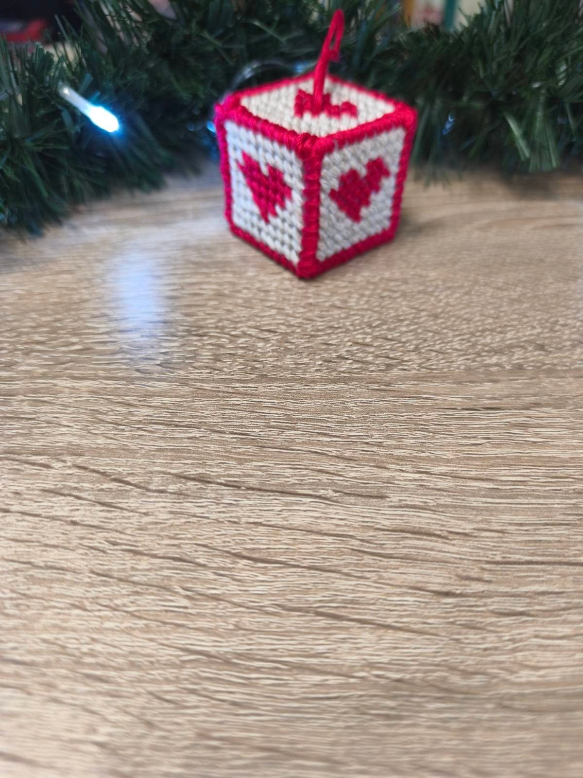 Χειροποίητα Κεντημένα Mini Cubes “Δωράκια” (Σετ 3) – Χριστουγεννιάτικη Συλλογή 🎁🎄✨ - Image 4