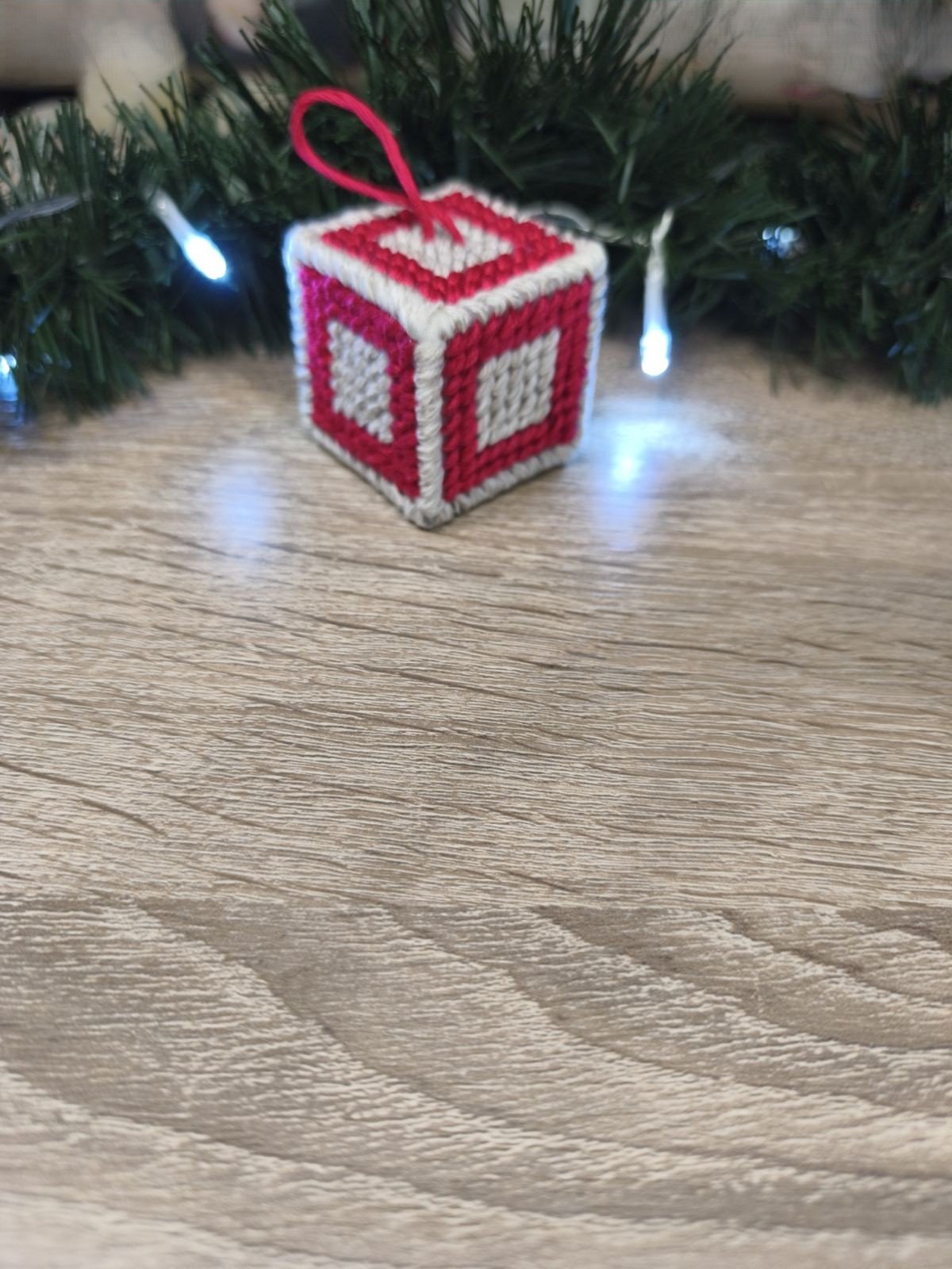 Χειροποίητα Κεντημένα Mini Cubes “Δωράκια” (Σετ 3) – Χριστουγεννιάτικη Συλλογή 🎁🎄✨ - Image 5