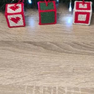 Χειροποίητα Κεντημένα Mini Cubes “Δωράκια” (Σετ 3) – Χριστουγεννιάτικη Συλλογή 🎁🎄✨