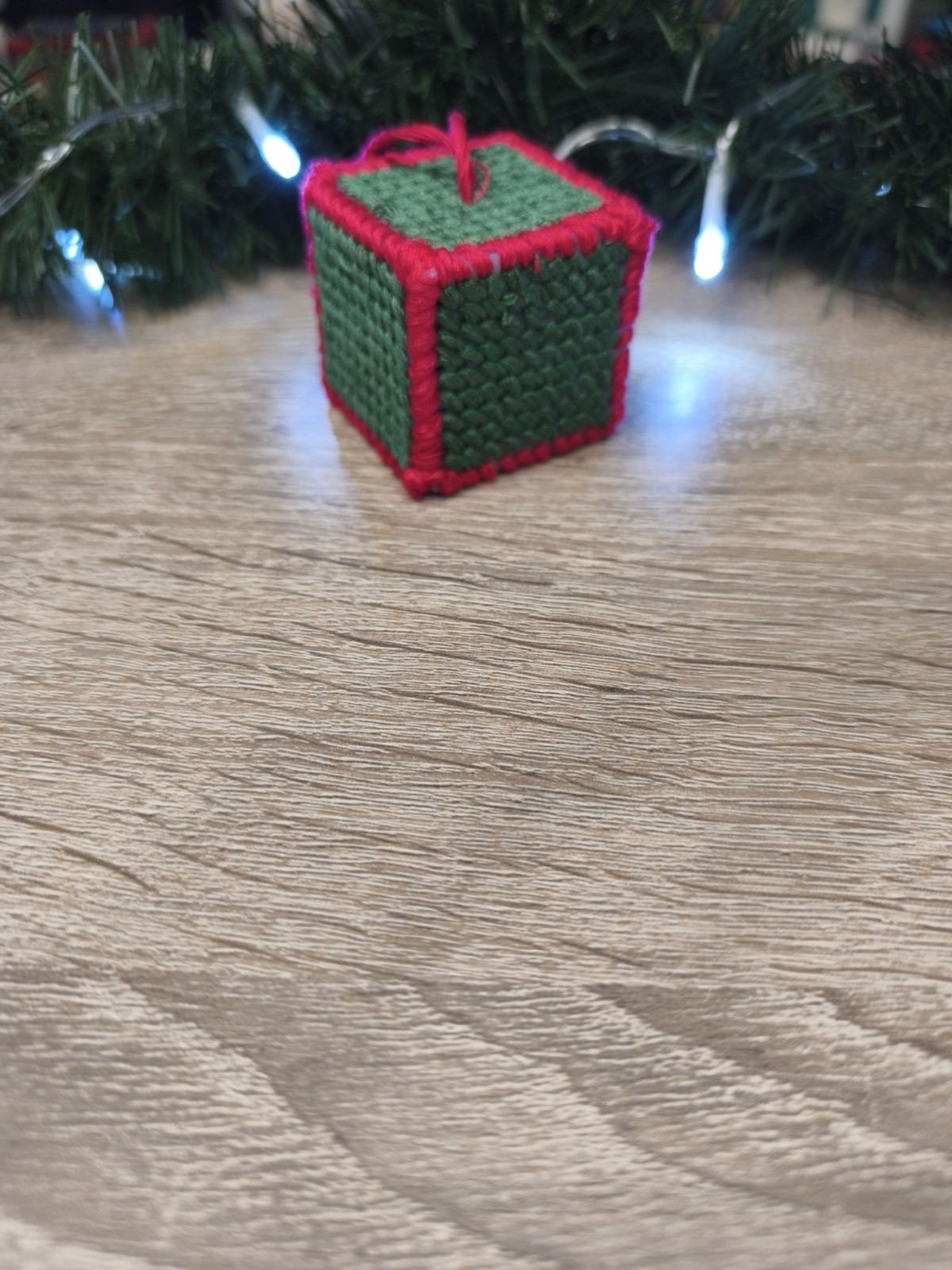 Χειροποίητα Κεντημένα Mini Cubes “Δωράκια” (Σετ 3) – Χριστουγεννιάτικη Συλλογή 🎁🎄✨ - Image 3