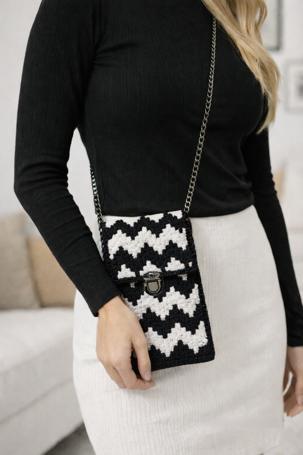 Χειροποίητη crossbody τσάντα φορεμένη, με puffy κέντημα