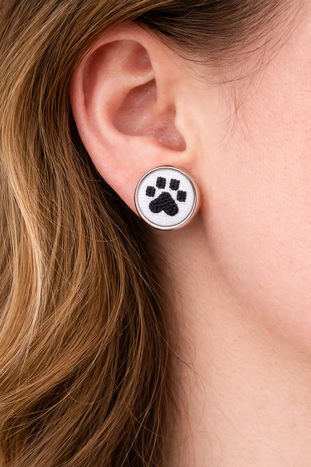 Κουμπωτά Σκουλαρίκια με Γυάλινο Καμπουσόν με Χειροποίητο Εξατομικευμένο Κέντημα