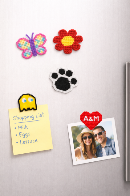 Χειροποίητο Κεντημένο Μαγνητάκι σε Πλαστικό Καμβά – Εξατομικευμένο Σχέδιο