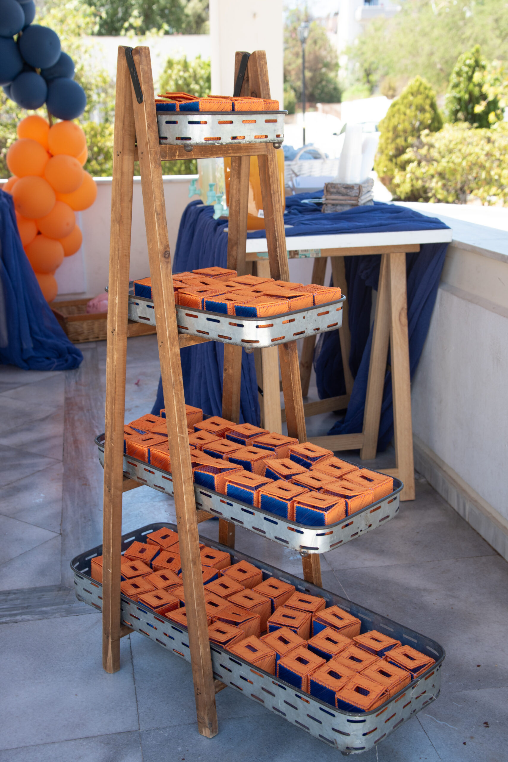 Πολλά χειροποίητα κουτιά μπομπονιέρας σε display